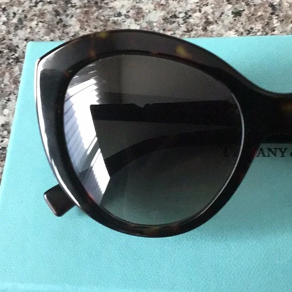 Tiffany & Co. Cat eye tortoise sunglasses - Picture 3 of 11